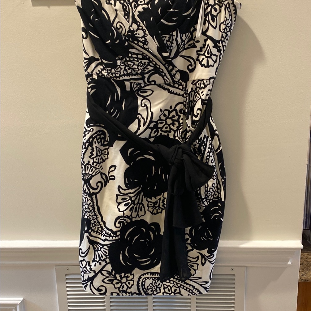 White House Black Market Black And White Sheath Dress V-Neck Sleeveless
